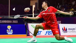 Christian Adinata berhasil membawa Indonesia berbalik unggul 2-1 atas Malaysia pada babak final beregu putra SEA Games 2023. Bertanding pada partai ketiga nomor tunggal putra, Christian berhasil memetik kemenangan atas Lee Shun Yang dalam dua game langsung 21-17 dan 21-9. (Nhac NGUYEN/AFP)