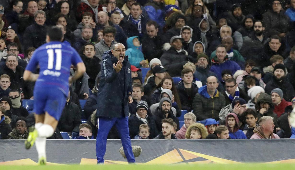 Pelatih Chelsea, Maurizio Sarri, memberikan arahan kepada anak asuhnya saat melawan PAOK Thessaloniki pada laga Liga Europa di Stadion Stamford Bridge, Kamis (29/11). Chelsea menang 4-0 atas PAOK Thessaloniki. (AP/Matt Dunham)