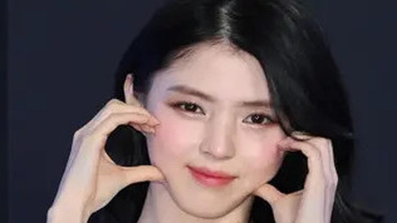 Gaya Han So Hee Pakai Gaun Berbelahan V di Acara Boucheron, Disebut Bak Bidadari