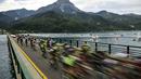Pebalap Tour de France melintasi danau Serre-Poncon pada etape ke-29 engan jarak tempuh 222,5 km dari Embrun menuju Salon-de-Provence, Prancis, (21/7/2017). (AFP/Lionel Bonaventure)