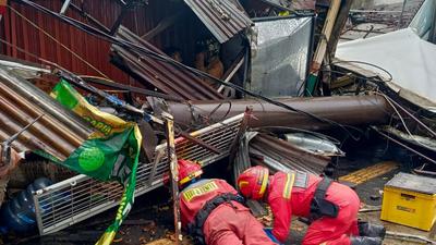 Papan Reklame Roboh Timpa 3 Bangunan di Bandung, 4 Orang Terjebak