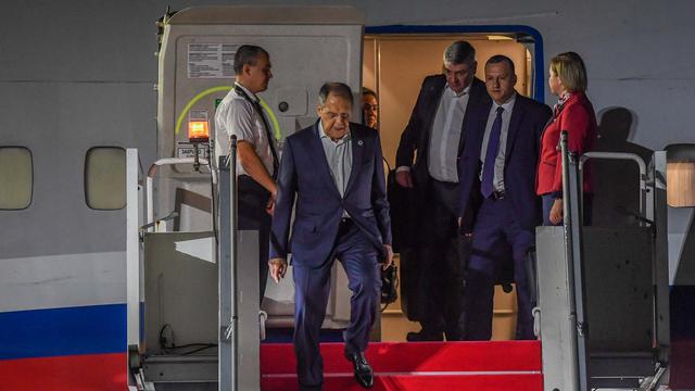 Menteri Luar Negeri Rusia Sergey Viktorovich Lavrov berjalan menuruni tangga pesawat udara saat tiba di Terminal VVIP I Bandara I Gusti Ngurah Rai Bali, Minggu (13/11/2022).