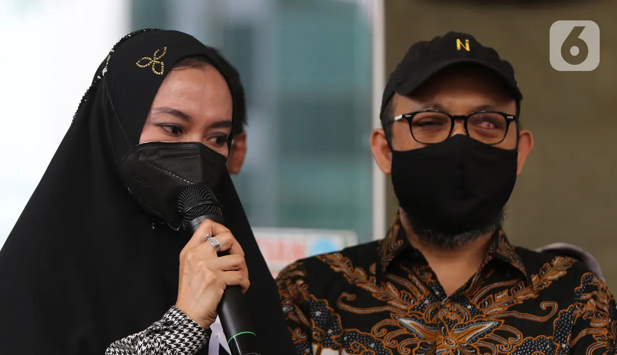 Istri pegawai KPK yang tidak lolos tes wawasan kebangsaan (TWK) Novel Baswedan (kanan), Rina Emilda (kiri) berorasi di Gedung ACLC KPK, Jakarta, Kamis (30/9/2021). 57 + 1 pegawai KPK yang tak lolos TWK diberhentikan dengan hormat per 30 September 2021. (Liputan6.com/Herman Zakharia)