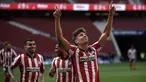 Gelandang Atletico Madrid, Marcos Llorente (kanan) melakukan selebrasi usai mencetak gol kelima timnya ke gawang Eibar dalam laga lanjutan Liga Spanyol 2020/2021 pekan ke-31 di Wanda Metropolitano Stadium, Madrid, Minggu (18/4/2021). Atletico menang 5-0 atas Eibar. (AFP/Oscar del Pozo)