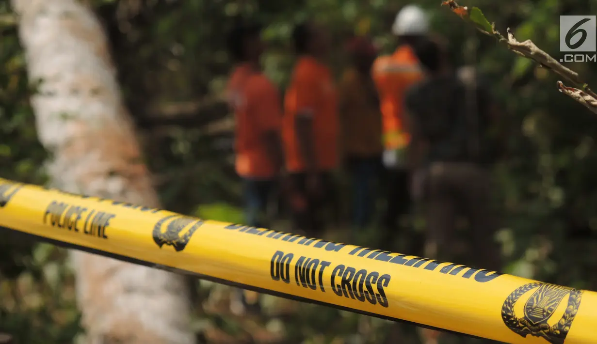 Personel Tim Labfor Mabes Polri Cabang Semarang melakukan olah TKP lokasi tempat terjadinya ledakan oleh pohon sengon, di Desa Malon, Gunungpati, Semarang, Selasa (7/8/2019). Pohon sengon disebut-sebut sebagai biang keladi listrik padam sse-Jabodetabek pada 4 Agustus lalu. (Liputan6.com/Gholib)