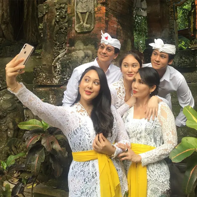 7 Potret Antonio Blanco Jr Bersama Keluarga, Tampil Kompak Dalam Busana Bali