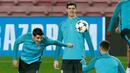 Penyerang Chelsea, Alvaro Morata menyundul bola saat latihan tim di stadion Camp Nou di Barcelona (13/3). Chelsea akan bertanding melawan wakil Spanyol Barcelona pada leg kedua babak 16 Liga Champions. (AFP Photo/Pau Barrena)