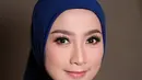 Soal riasan, Desy Ratnasari mempercayakannya pada MUA @vivithalib. Wajah Desy tampak dipulas dengan riasan flawless dalam rona soft peach yang lembut, natural, dan segar. [@vivithalib].
