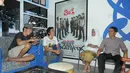 Capres Joko Widodo tampak berbincang dengan personel Slank Kaka dan Bimbim (Liputan6.com/Herman Zakharia)