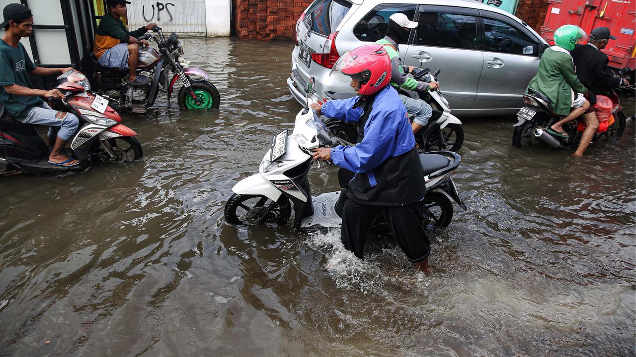 Banjir di Jalan Kamal Raya Jakarta Barat