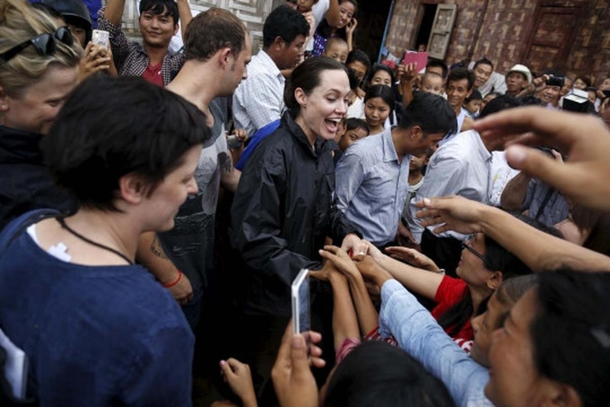 Senyum Angelina Jolie sapa pengungsi etnis Kachin di Myanmar