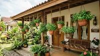 8 Rumah Kecil dengan Tanaman Gantung agar Tidak Panas, Hunian Sejuk dan Asri