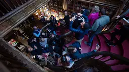 Wisatawan mengambil gambar toko buku Lello di Porto, Portugal, Sabtu (12/1). Nama Lello sendiri diambil dari nama pendirinya yaitu Lello bersaudara, José dan António. (MIGUEL RIOPA/AFP)