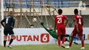 Penjaga gawang Madura United M. Ridwan gagal menangkap bola usai pemain Persik Kediri Andri Ibo melakukan tendangan dari titik penalti dalam pertandingan babak penyisihan Grup C Piala Menpora 2021 melawan Madura United di Stadion Si Jalak Harupat, Bandung, Sabtu (3/4/2021). (Bola.com/Ikhwan Yanua