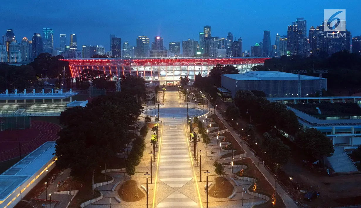 Pemandangan udara Stadion Utama Gelora Bung Karno yang dihiasi lampu LED, Senayan, Jakarta, Rabu (10/1). GBK kini menggunakan lampu berkekuatan 3.500 lux atau dua kali lebih besar dari sebelumnya 1.200 lux. (Liputan6.com/Arya Manggala)