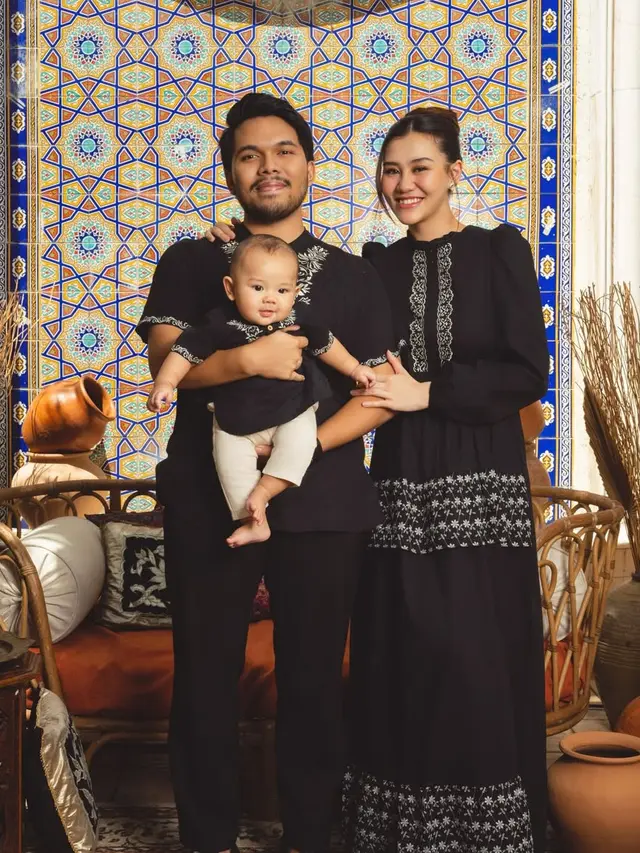 Aaliyah Massaid Bersama Suami dan Putranya Kenakan Busana Muslim Serba Hitam. [@bohopannaofficial]