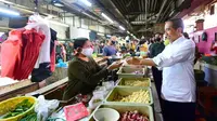 Presiden Jokowi&nbsp;melakukan sidak Pasar Wonokromo demi mengetahui langsung situasi harga komoditas pokok terutama soal beras. (Foto:Liputan6/Muhammad Radityo Priyasmoro)