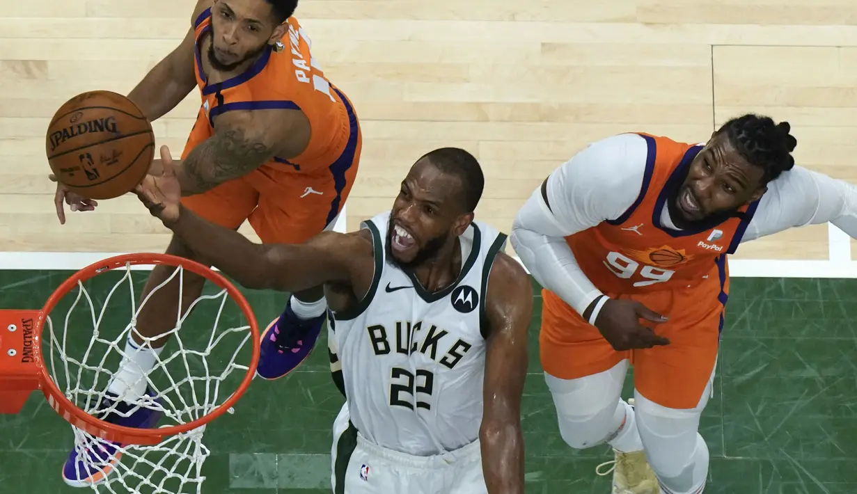 Khirs Middleton (tengah) menjadi pahlawan di game kali ini. Dirinya berhasil menyumbangkan 40 poin untuk Bucks, enam rebound, dan empat assist dalam 43 menit pertandingannya. (Foto: Getty Images via AFP/Pool/Paul Sancya)