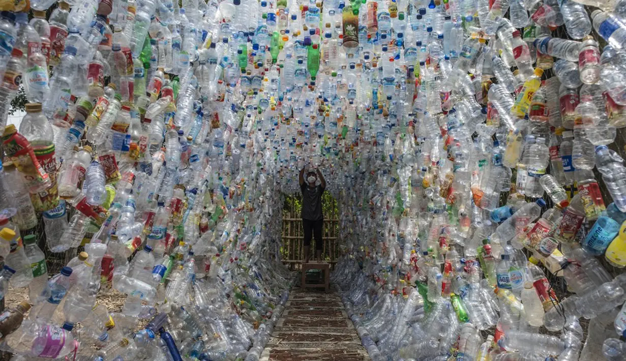Aktivis Ecological Observation and Wetland Conservation (Ecoton) membuat instalasi yang terbuat dari sampah plastik di Gresik, Jawa Timur, 17 September 2021. Instalasi tersebut untuk meningkatkan kesadaran masyarakat akan sampah plastik di sungai dan lautan. (JUNI KRISWANTO/AFP)