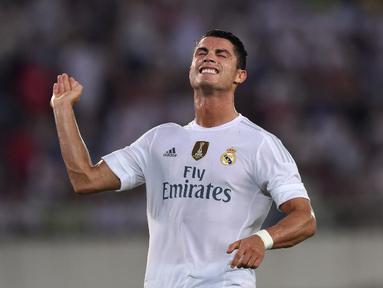 Cristiano Ronaldo kecewa karena tidak mencetak gol saat Real Madrid berhadapan dengan Inter Milan dalam International Champions Cup 2015 yang di gelar di Stadion Tianhe, Guangzhou, Tiongkok, Senin (27/7/2015). (AFP Photo/Johannes Eisele)
