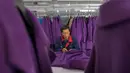 Seorang staf perusahaan kasmir menjahit mantel kasmir di wilayah Qinghe, Provinsi Hebei, China, 11 November 2020. Wilayah Qinghe telah membangun rantai industri kasmir yang lengkap mulai dari pembelian dan pemrosesan kasmir hingga pembuatan dan pemasaran garmen. (Xinhua/Mu Yu)