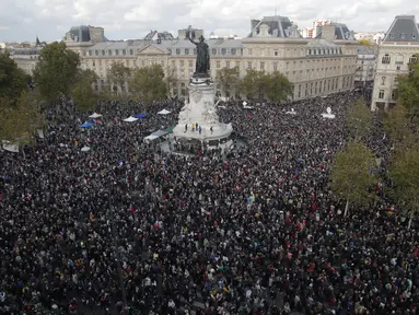 Ribuan orang berkumpul di alun-alun Republique selama demonstrasi di Paris (18/10/2020). Mereka berkumpul untuk memberi penghormatan kepada seorang guru sejarah, Samuel Paty yang dipenggal kepalanya di Paris setelah mendiskusikan karikatur Nabi Muhammad di kelasnya. (AP Photo/Michel Euler)