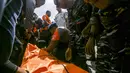 Petugas SAR  gabungan mengevakuasi korban meninggal setelah  turun dari kapal pencarian dan penyelamatan di Pelabuhan Lembar, Lombok Barat, Rabu, 12 Agustus 2026. (AFP)