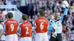 David Seaman yang pensiun pada Januari 2004 bersama Manchester City tercatat pernah mengawal gawang Arsenal selama 13 musim mulai 1990/1991 hingga 2002/2003. Bersama Timnas Inggris ia total mengoleksi 75 caps dan pernah satu kali menjabat kapten Three Lions saat menang 4-0 atas tamunya Moldova pada laga Grup 2 kualifikasi Piala Dunia 1998 (10/9/1997). (AFP/Gerry Penny)