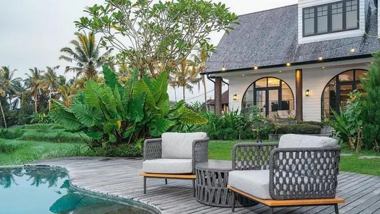 Di sekitar kolam renang, terdapat furnitur outdoor dengan desain minimalis yang membuat suasana semakin nyaman.