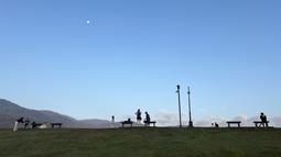 Suasana warga berolahraga di tepi Danau Angkaew di Chiang Mai, Thailand, Senin (8/12/2025). (Bola.com/Bagaskara Lazuardi)