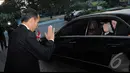 Jokowi melambaikan tangan kepada Menlu Kanada John Baird saat akan meninggalkan Balai Kota, Jakarta Pusat, Senin (4/8/2014) (Liputan6.com/Herman Zakharia)