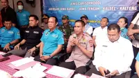 Deputi Bidang Pemberantasan BNN, Irjen Pol Arman Depari, didamping sejumlah pejabat kepolisian lainnya saat memberikan penjelasan kepada media pascapengungkapan pabrik pembuat pil PCC terbesar di Indonesia di Kota Tasikmalaya, Kemarin (Liputan6.com/Jayadi Supriadin)