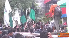 Citizen6, Yogyakarta: Setelah beberapa utusan mahasiswa keluar dari kantor pertamina, para mahasiswa melanjutkan demo ke gedung DPR yogyakarta. (Pengirim: Tomi)