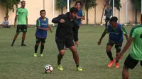 Pelatih Persebaya Surabaya, Angel Alfredo Vera, saat memimpin sesi latihan timnya. (Bola.com/Aditya Wany)