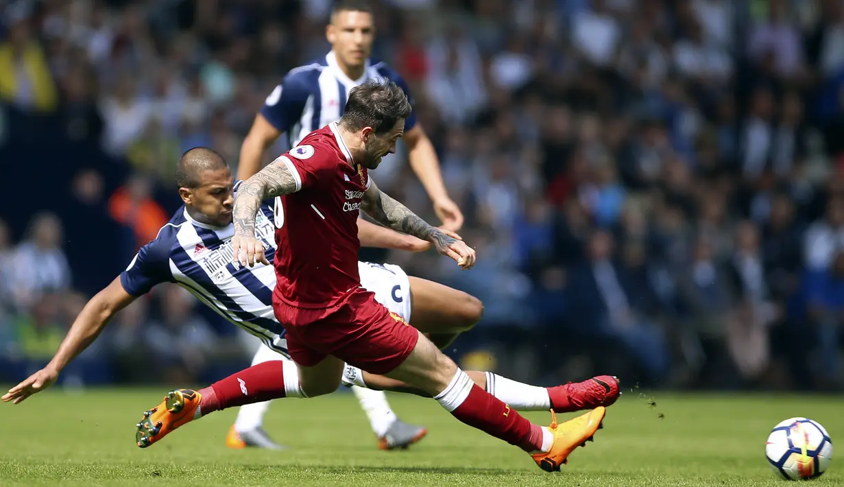 Pemain West Bromwich Albion, Salomon Rondon (kiri) menghalau bola dari kejaran pemain Liverpool, Danny Ings pada lanjutan Premier League di The Hawthorns, West Bromwich, (21/4/2018).  West Bromwich imbangi Liverpool 2-2. (Nigel French/PA via AP)