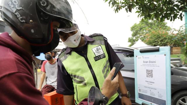 Pasar Anyar dan Pasar Poris Tangerang mulai terapkan PeduliLindungi bagi pengunjung.