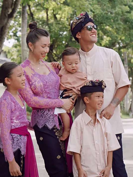 Sama-sama menjadi selebriti yang gemar berolahraga, banyak yang selalu penasaran dan mengikuti kiat olahraga pasangan ini. Selain menjaga tubuh tetap bugar, pasangan ini dinilai memiliki body goals yang diidamkan banyak orang. Bahkan tidak jarang keduanya sama-sama menjadi model salah satu brand busana olahraga. (Liputan6.com/IG/@jenniferbachdim)