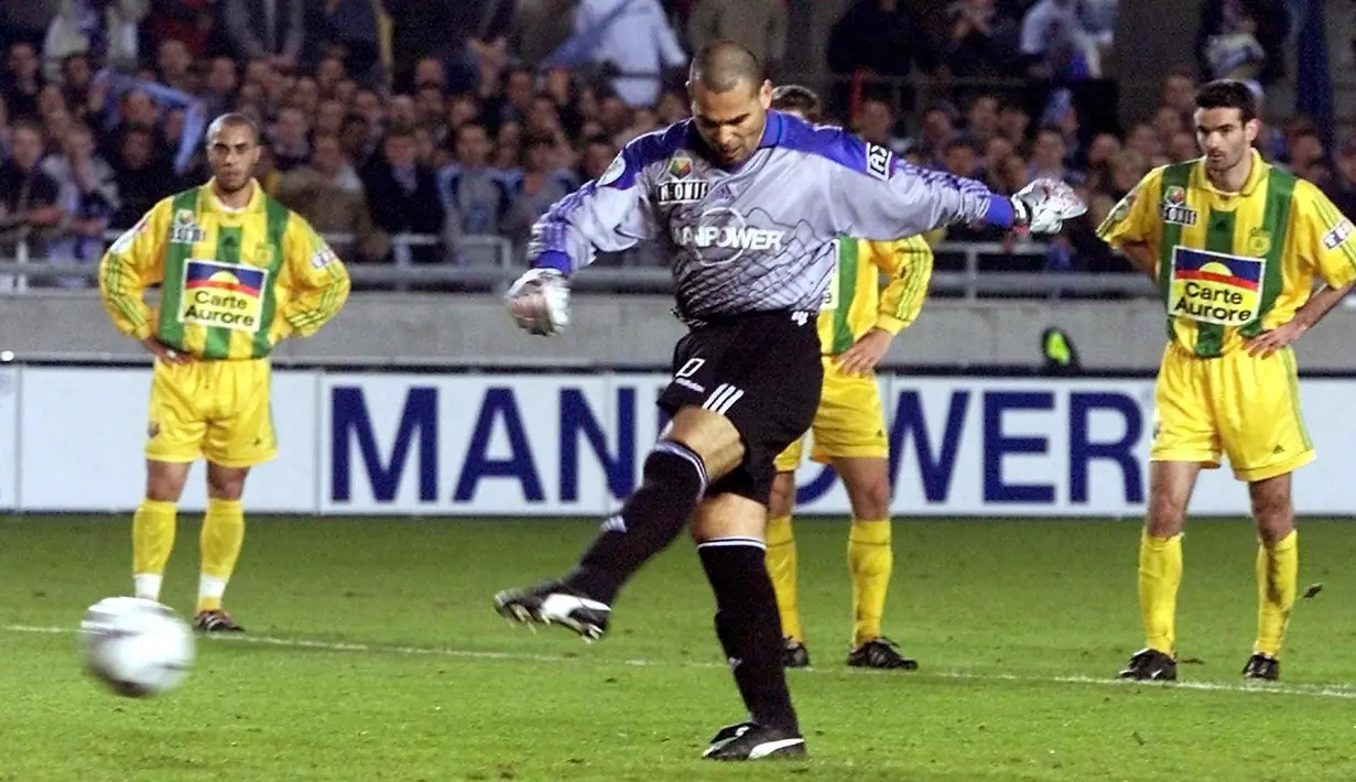 Meski berstatus sebagai kiper, Jose Luis Chilavert justru dikenal sangat subur dalam urusan mencetak gol ke gawang lawan.  (AFP/Damien Meyer)