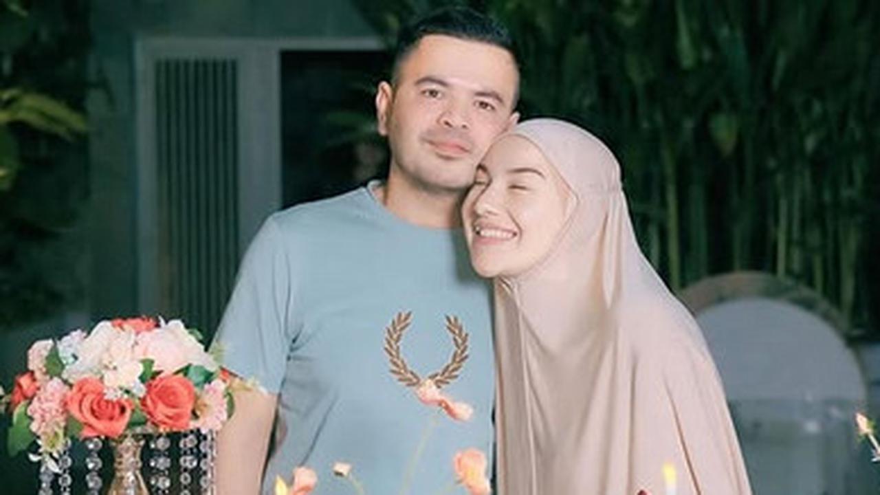 Cuma Pakai Daster dan Kerudung Instan, 6 Potret Cantik Natural Irish Bella Tanpa Makeup saat Dapat Kejutan Ulang Tahun dari Haldy Sabri
