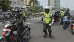 Polisi berusaha menghentikan pengendara motor ketika digelar Operasi Zebra 2014 di sekitar Pasar Senen, Jakarta, Rabu (26/11). (ANTARA FOTO/Saptono)