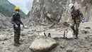 Prajurit Angkatan Darat Nepal membawa jenazah seorang pekerja yang dievakuasi dari lokasi proyek pembangkit listrik tenaga air di Upper Trishuli, Nepal, Selasa, 1 September 2026. (Foto AP/Kaslai Dine)