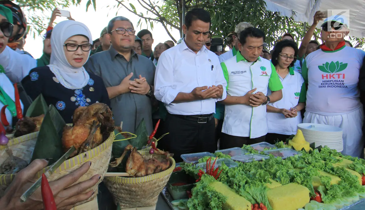 Ketua Umum HKTI, Jenderal TNI (Purn) Moeldoko bersama Menteri Pertanian Amran Sulaiman dan Gubernur Jabar Ahmad Heryawan berdoa dalam acara Syukur Panen di Desa Karang Layung, Indramayu, Jabar, Kamis (23/11). (Liputan6.com/Pool/Ksatria)