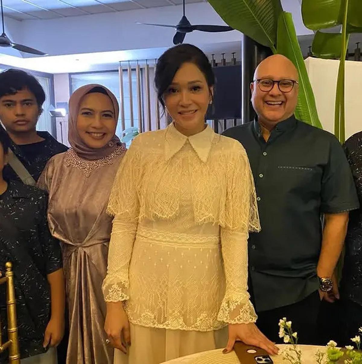 Tampilan Maia Estianty Dibalut Dress Putih Stunning Saat Halal Bihalal, Tak Kalah Stunning dengan Kedua Calon Menantu Good Looking