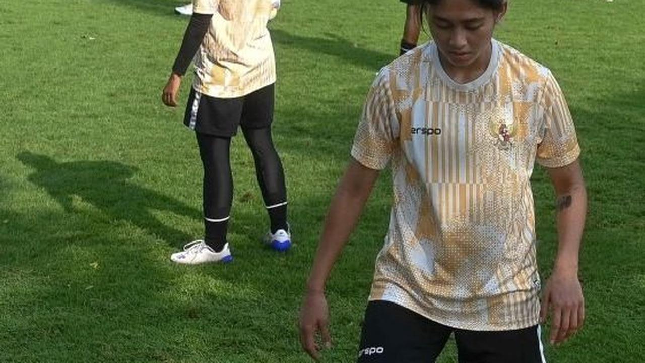 Pemain Timnas Wanita Indonesia saat latihan sebelum menghadapi Timnas Singapura di Lapangan A, GBK, Senayan, Jakarta, Senin (27/5/2024) Foto: Liputan6.com / Herman Zakharia