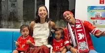 Nonton bola bersama keluarga, Jennifer Bachdim memilih mengenakan busana etnik namun tetap dengan nuansa merah putih. Sementara Irfan dan buah hati mereka kompak kenakan jersey timnas merah. [@jenniferbachdim].