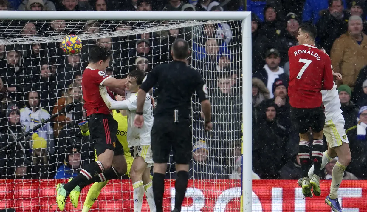 MU akhirnya unggul 1-0 pada menit ke-34. Gol dicetak oleh kapten tim Harry Maguire melalui sundulan kepala usai memanfaatkan umpan sepak pojok Luke Shaw. (AP/Jon Super)