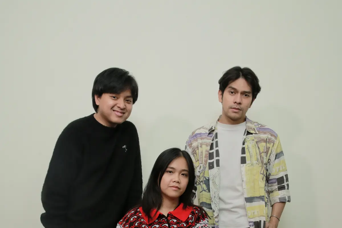 Grup band KIM beranggotakan Arsy Widianto, Rachel Amanda, dan Gusty Pratama. (Foto: Adrian Putra/Fimela)