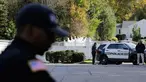 Aparat kepolisian berjaga di depan rumah mantan Menteri Luar Negeri Hillary Clinton dan mantan Presiden Bill Clinton di Chappaqua, New York, Rabu (24/10). Paket bahan peledak ditemukan di kotak surat kediaman Bill dan Hillary Clinton. (AP/Seth Wenig)