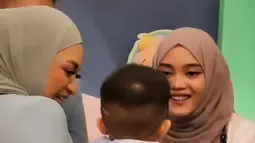 Genap sudah Adzam Andriansyah Sutisna ini berumur satu tahun. Pesta ulang tahun ini digelar meriah dengan dekorasi yang penuh keceriaan. Namun kehangatan Nathalie Holscher dan Putri Delina sukses meramaikan kebahagiaan Adzam. (Liputan6.com/IG/@putridelinaa).