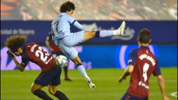 Penyerang Atletico Madrid, Joao Felix, berebut bola dengan bek Osasuna, Aridane Hernandez, pada laga lanjutan La Liga pekan ke-29 di Stadion El Sadar, Pamplona, Kamis (18/6/2020) dini hari WIB. Atletico menang telak 5-0 atas Osasuna. (AFP/Ander Gillenea)
